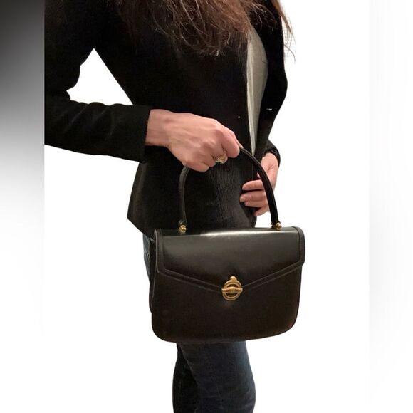 Classic vintage design in leather with gold-tone hardware - Picture 2 of 13